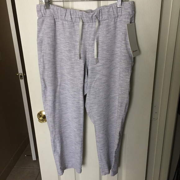 Lululemon On The Fly Crop pants Light Gray 10 NEW - Picture 2 of 8